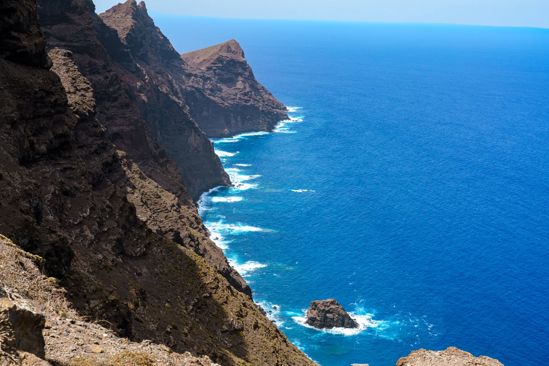 Kystklippene og det dypblå havet langs ruta