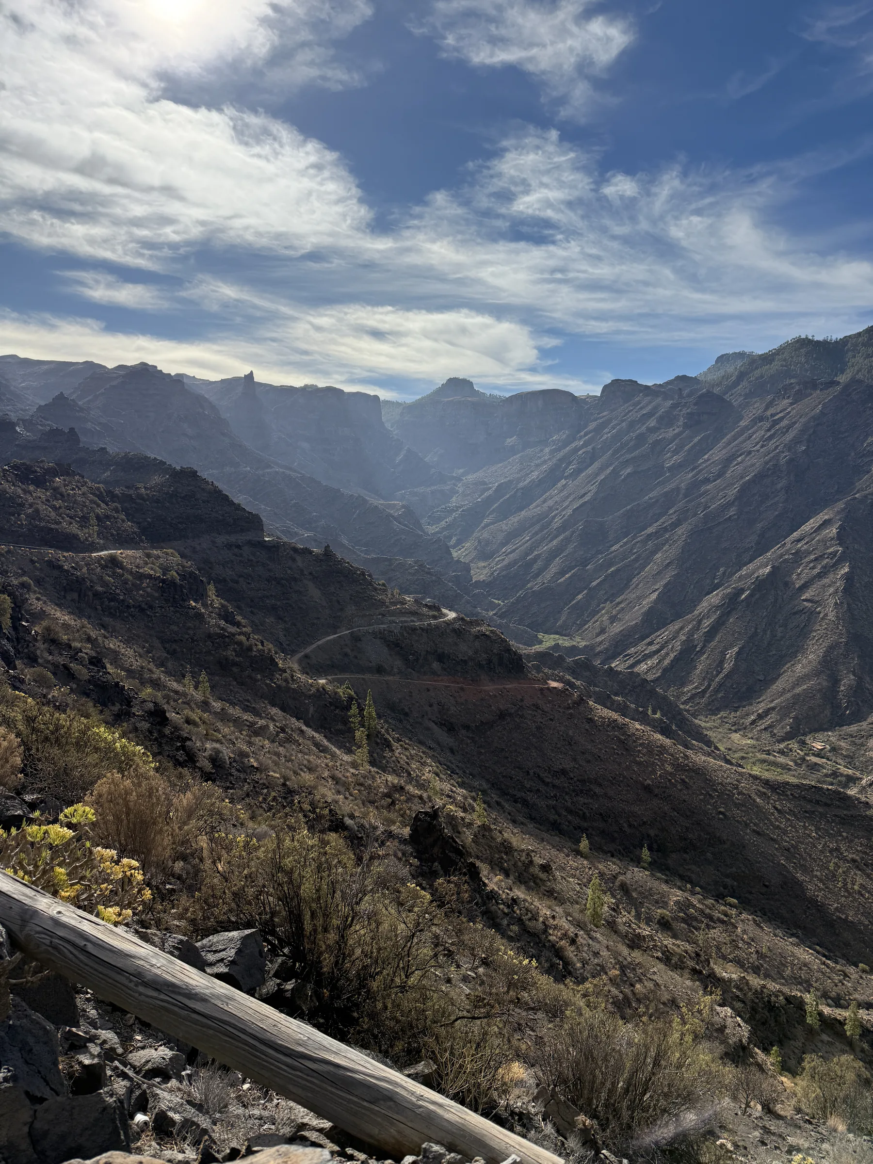 Grønn barranco med dramatiske skyer