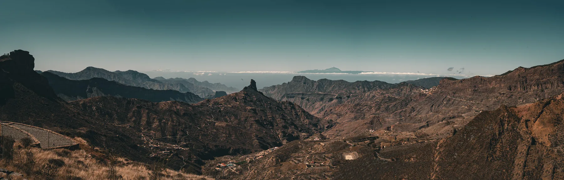 Tåkete fjelllandsby innhyllet i skyer, det gjemte nord
