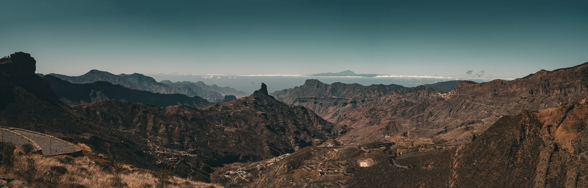 Panorama over fjellkjeden med Teide i horisonten