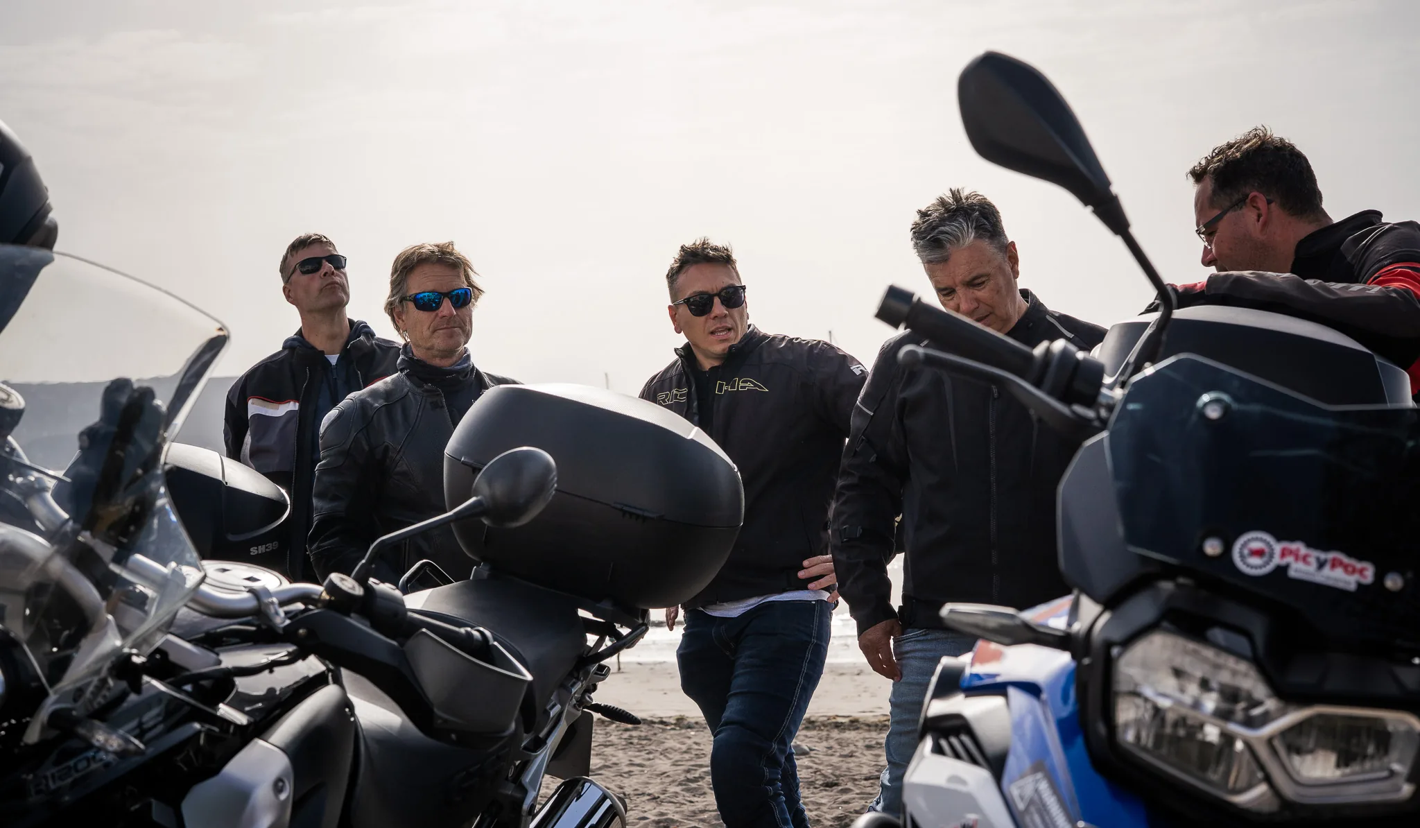 Gutta samlet rundt motorsyklene på stranden, Gran Canaria